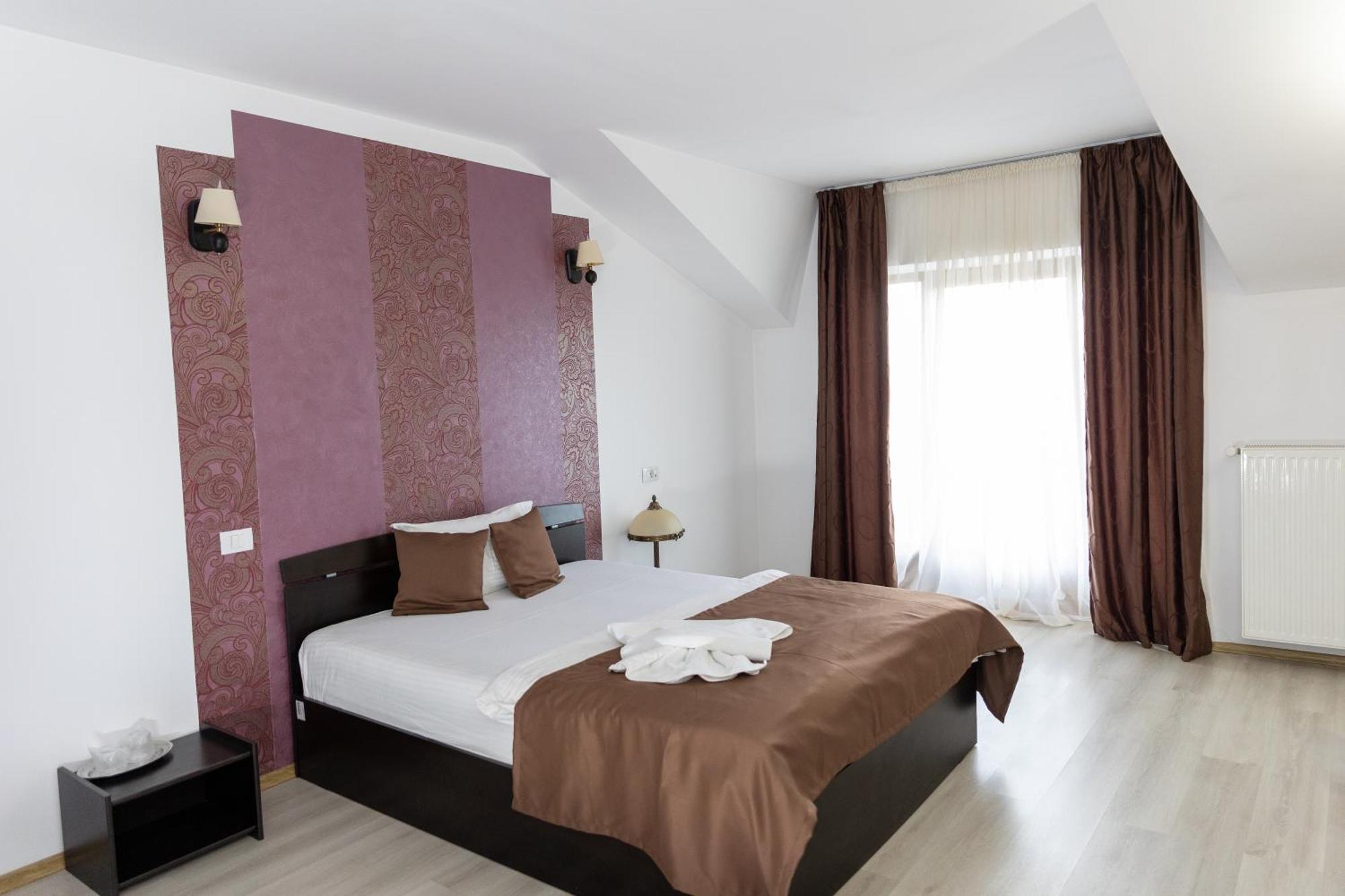 Hotel Rodiv Găeşti Buitenkant foto