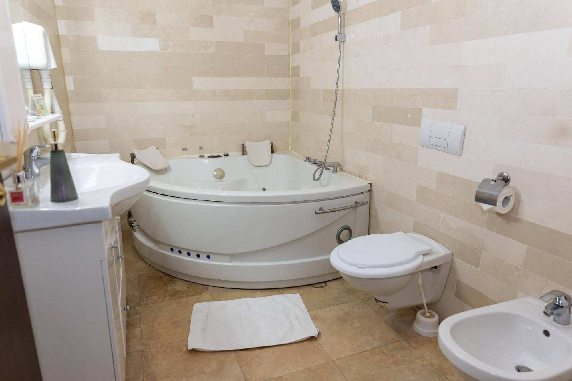 Hotel Rodiv Găeşti Buitenkant foto