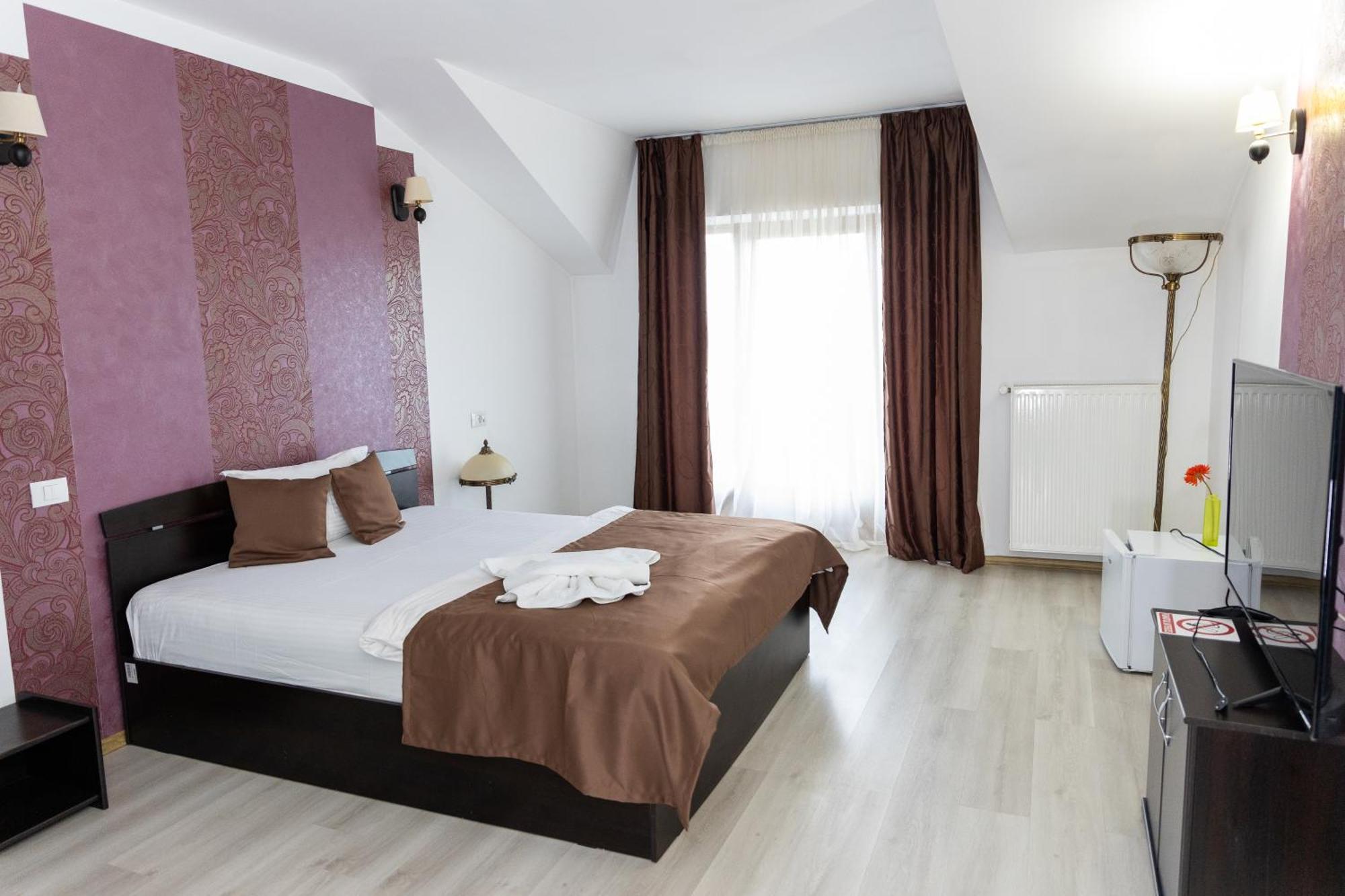 Hotel Rodiv Găeşti Buitenkant foto