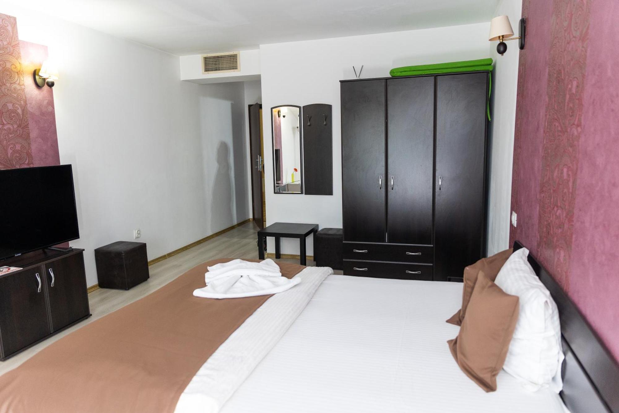 Hotel Rodiv Găeşti Buitenkant foto