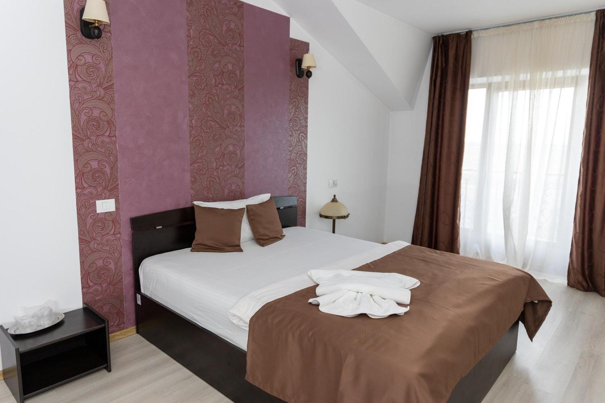 Hotel Rodiv Găeşti Buitenkant foto