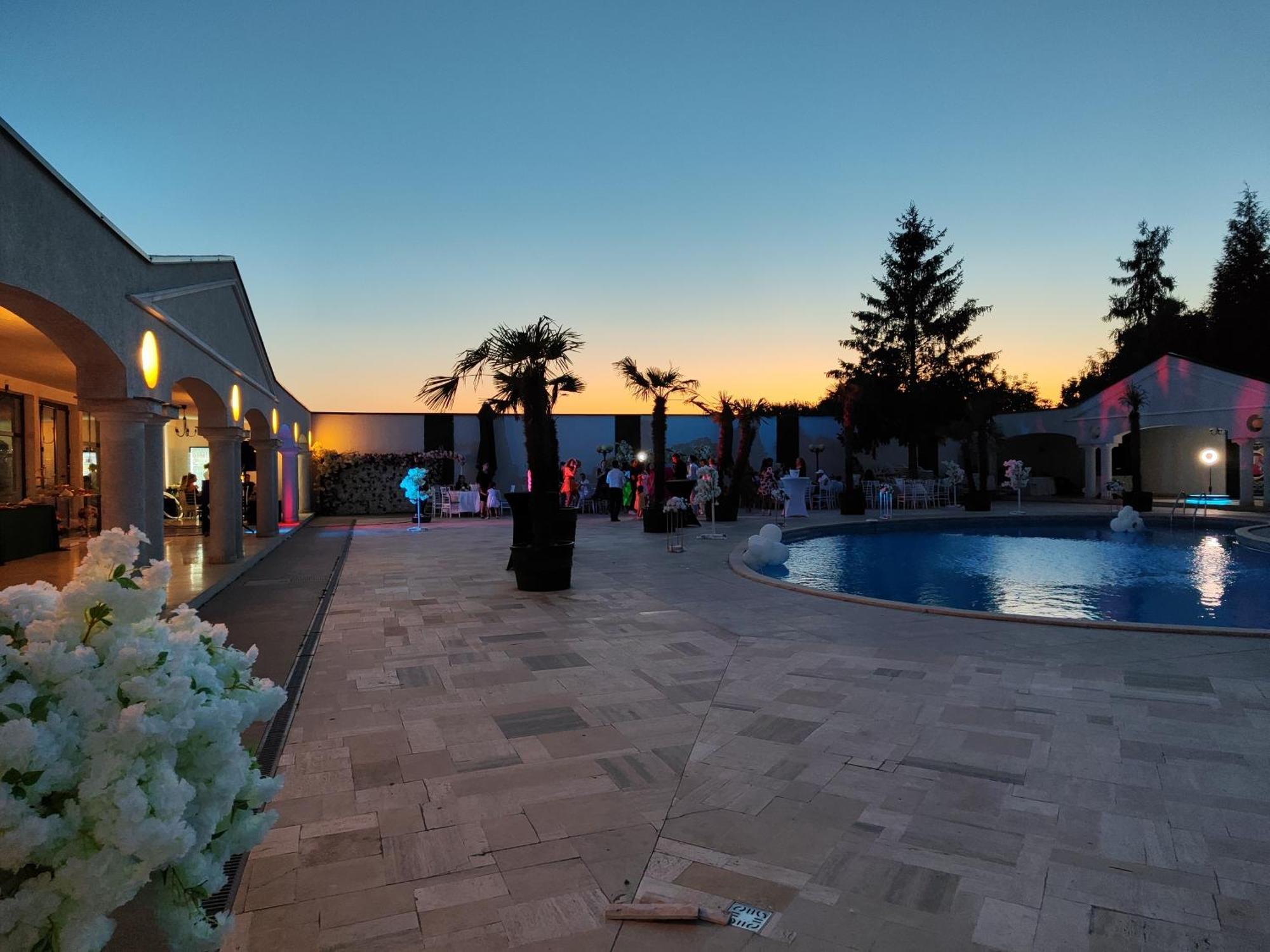 Hotel Rodiv Găeşti Buitenkant foto