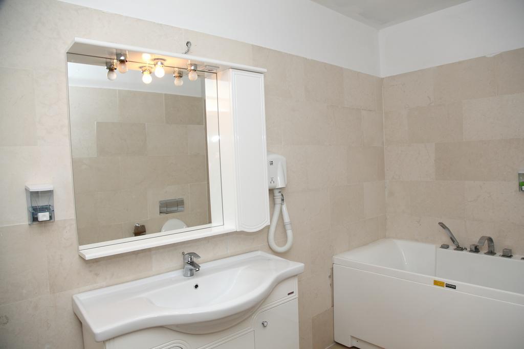 Hotel Rodiv Găeşti Buitenkant foto
