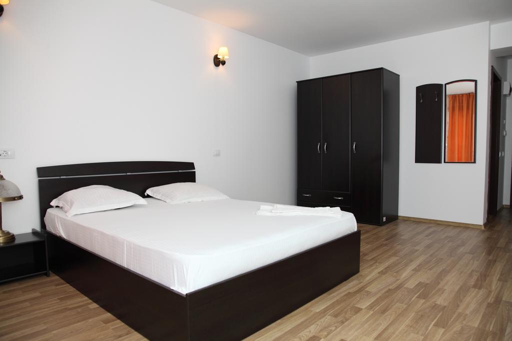 Hotel Rodiv Găeşti Buitenkant foto