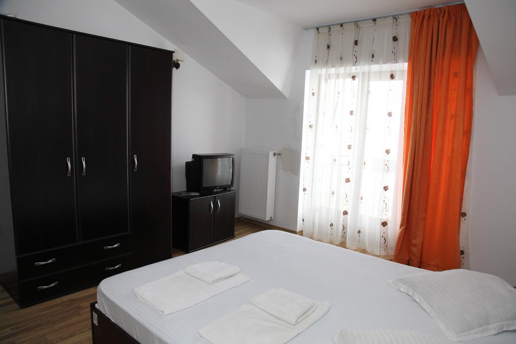 Hotel Rodiv Găeşti Buitenkant foto